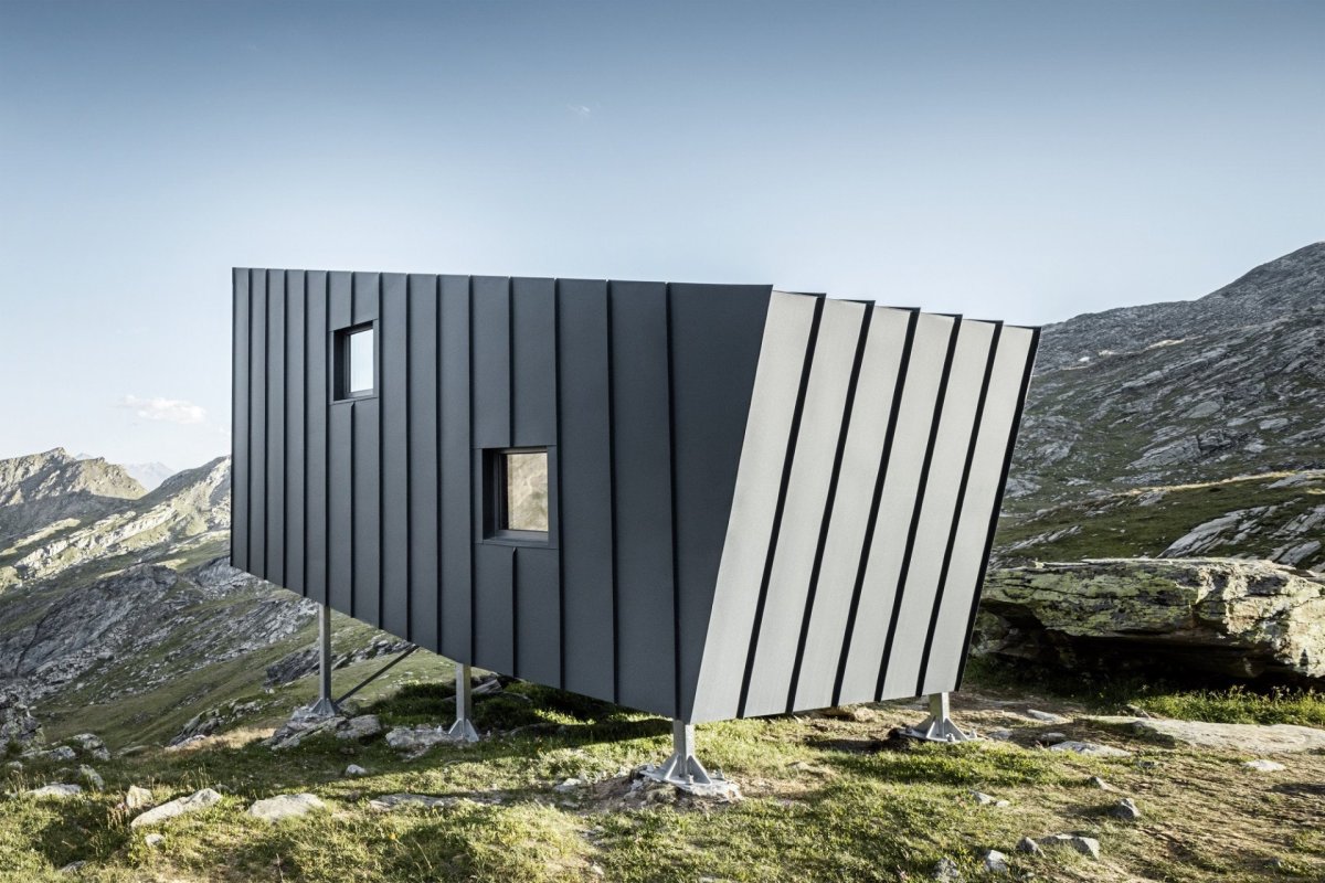 Tým mladých architektů Skye Sturm realizoval minimalistický bivak v italských Alpách