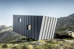 Tým mladých architektů Skye Sturm realizoval minimalistický bivak v italských Alpách