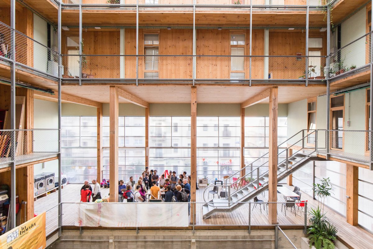 La Borda představuje průlomový model družstevního bydlení, kde se komunitní správa, sdílené prostory a udržitelná architektura spojují v jeden živý, flexibilní organismus.