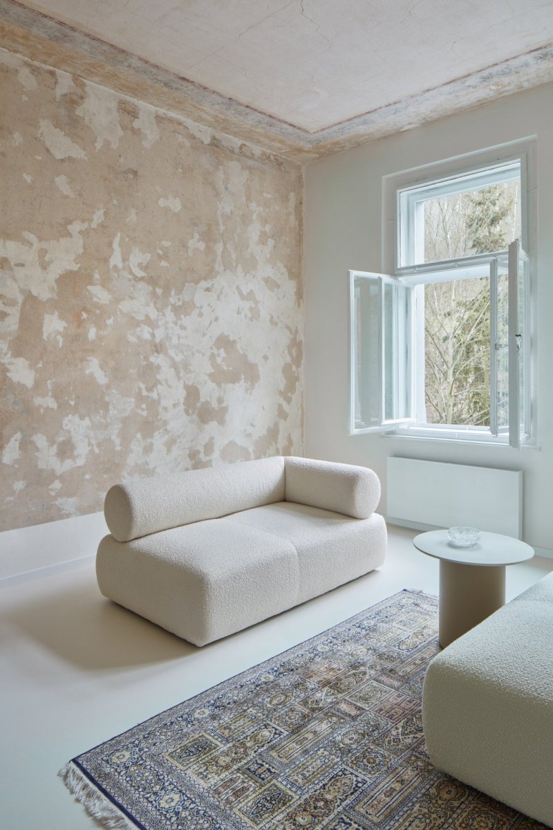 Rekonstrukce bytu v Karlových Varech, Plus One Architects: Byt v historické zástavbě Karlových Varů potřeboval důkladnější a razantnější „facelift“, který mu dodá nový šmrnc