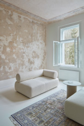 Rekonstrukce bytu v Karlových Varech, Plus One Architects: Byt v historické zástavbě Karlových Varů potřeboval důkladnější a razantnější „facelift“, který mu dodá nový šmrnc