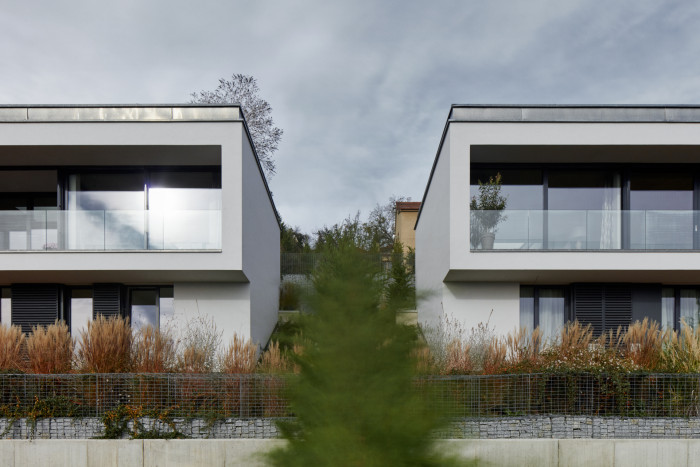 Dvě identické vily od studia Jestico + Whiles na jihozápadě Prahy