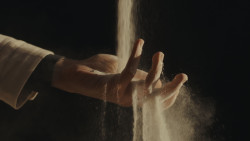 Česká komora architektů s českou sklářskou značkou Bomma vyhlašují soutěž o podobu trofeje pro oceněné v rámci České ceny za architekturu.