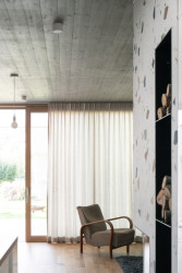 Do interiérů se projevují odhalené betonové stropy. (Dům s atrii v Nedvědicích, AOSI)