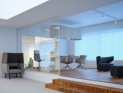 Uvnitř showroomu jsou produkty prezentovány buď umístěním na podlaze, nebo na pódiu, což umožňuje jejich bezprostřední vyzkoušení.