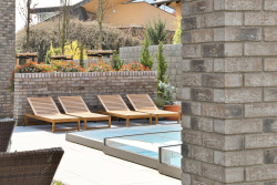 Bungalov s šedivým cihelným páskem na fasádě. Ten je podle majitelů pěkný i praktický na údržbu.