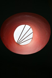 Vrhají dovnitř měkké horní světlo, které nabírá odstín podle barvy světlíku.