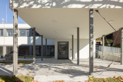 Jedno z křídel nese lehká ocelová konstrukce, pod níž vzniklo podloubí pro rodiče. (ZŠ Jinotaj ve Zlíně)