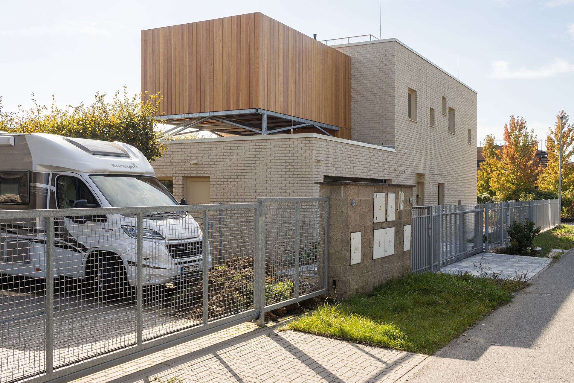 Cihlový dům s dřevěnou saunou na střeše, nečekané setkání dvou materiálů. 