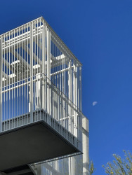 Moderní balkony jsou zalité denním světlem a propojují život obyvatel se sousedy. (Rose Apartments v Los Angeles, Brooks & Scarpa)