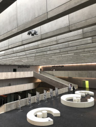 Hned po vstupu dovnitř máte přehled o celé budově