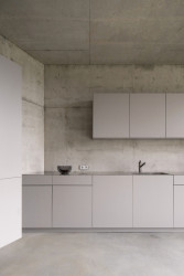 Architekti říkají, že syrový beton v interiéru vytváří „vnitřní sochu“, která dodává charakter celému interiéru. (Rodinný dům nedaleko Olomouce, studio Malý Chmel)