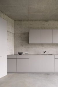 Architekti říkají, že syrový beton v interiéru vytváří „vnitřní sochu“, která dodává charakter celému interiéru. (Rodinný dům nedaleko Olomouce, studio Malý Chmel)
