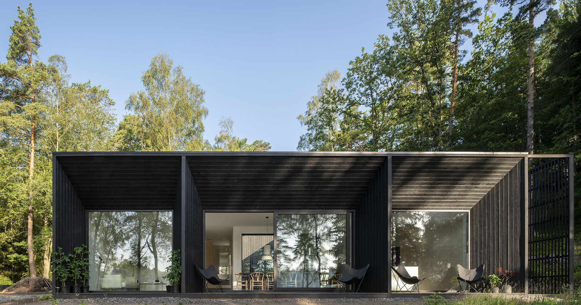 Nedaleko švédského Göteborgu stojí Villa Jägersro. V ní si mladá rodinu užívá výhledů na jezero a okolní přírodu.