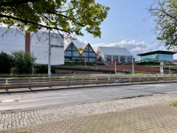 Pohled na obchodní čtvrť ze staré části města