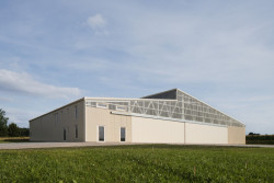 Dole plech, nahoře laminát, všem se stejným vlnitým rastrem.  (Hangár ve Zbraslavicích, Studio Raketoplán)