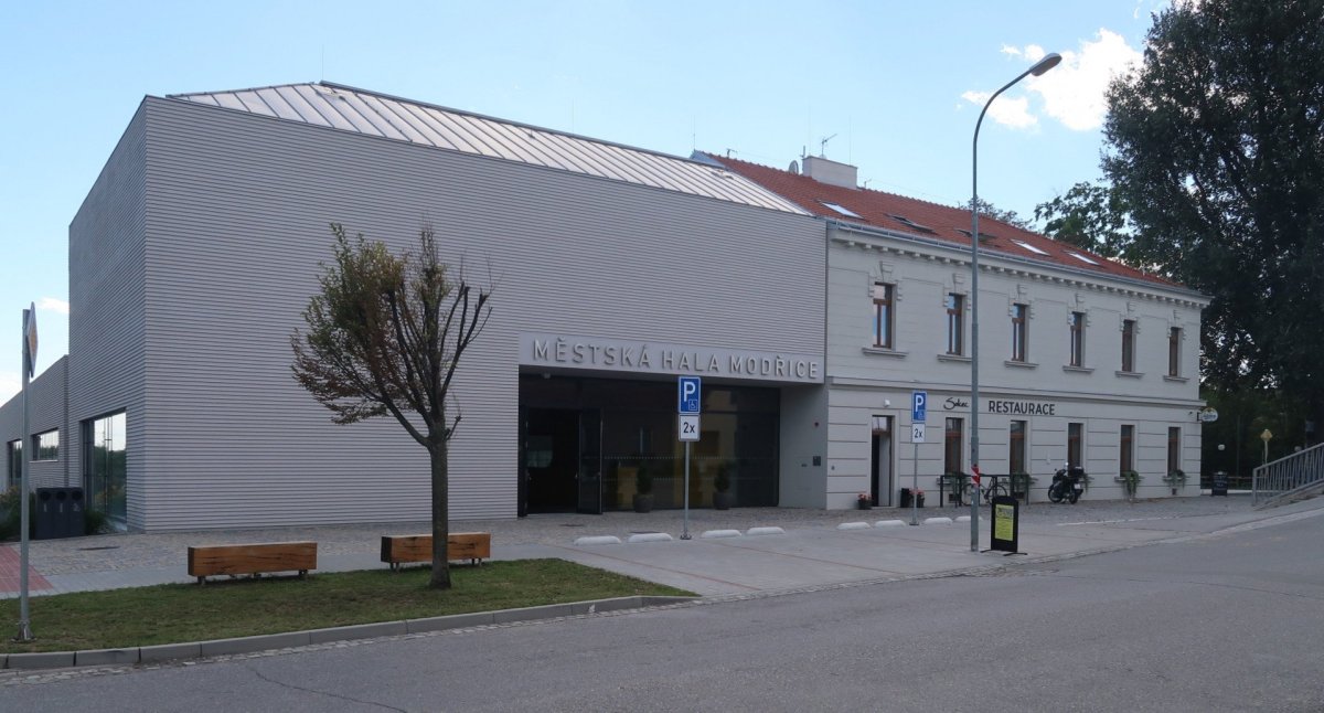 Městská hala v Modřicích u Brna, Vojtěch Sosna, Jakub Straka, Jáchym Svoboda, spolupráce Karolína Urbánková, František Bosák, Bod Architekti.