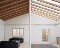 Rodinné komunitní bydlení ve Villy, Madeleine architectes, Studio François Nantermod: Druhé patro původního domu se stalo centrálním flexibilním prostorem bez jasné předem určené funkce