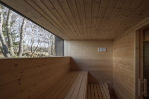 Pohled do sauny (Chata na Šumavě, ateliér Markéty Cajthamlové)