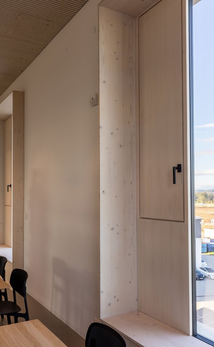 Výsledný dojem podtrhují řemeslně zpracované detaily, jako jsou čisté přiznané spáry, skryté dveře, designový nábytek a precizní obložky.