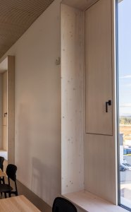 Výsledný dojem podtrhují řemeslně zpracované detaily, jako jsou čisté přiznané spáry, skryté dveře, designový nábytek a precizní obložky.