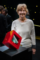 Cenu za celoživotní dílo od Obce architektů a velkou červenou kostku získala Vítězslava Rothbauerová.