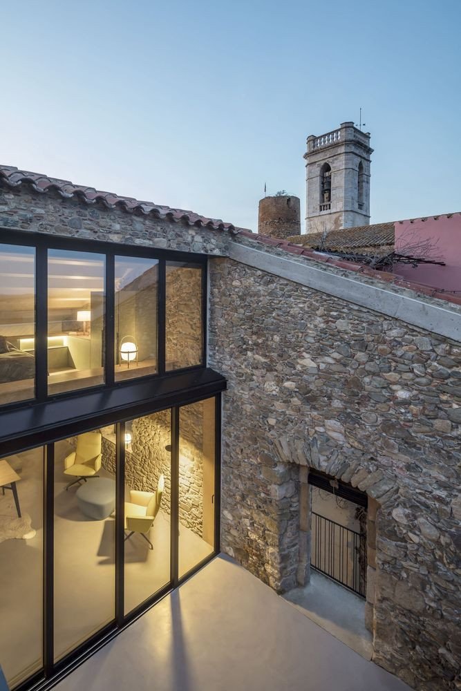 Venkovský dům ve vesnici Cruïlles od Majoral Tissino Architects