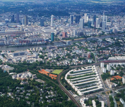 Sídliště Heimatsiedlung (vlevo dole) z nadhledu