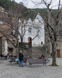 Kdysi to bylo parkoviště, dnes je opět plnohodnotnou návsí.