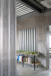 Interiér vlastního ateliéru, LINEAR: Vlnitý plech pro panely zástěny navazuje na trapézový plech na stopě
