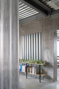 Interiér vlastního ateliéru, LINEAR: Vlnitý plech pro panely zástěny navazuje na trapézový plech na stopě