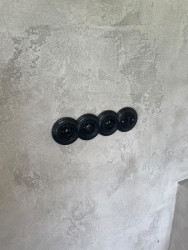 Společnost Kliklap vyrábí v České republice plastové vypínače a zásuvky v retro stylu.