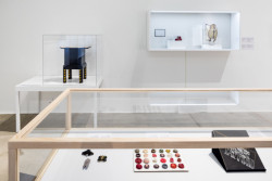 Vitra Design Museum představuje výstavu věnovanou minulosti i budoucnosti plastu