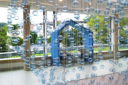 Fasáda Schüco poskytuje mladým pacientům, jejich příbuzným a lidem, kteří se o ně starají, dalekosáhlé výhledy na Bethel a zelenou krajinu.