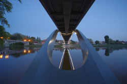 Oblouky jsou osvětleny LED světly.