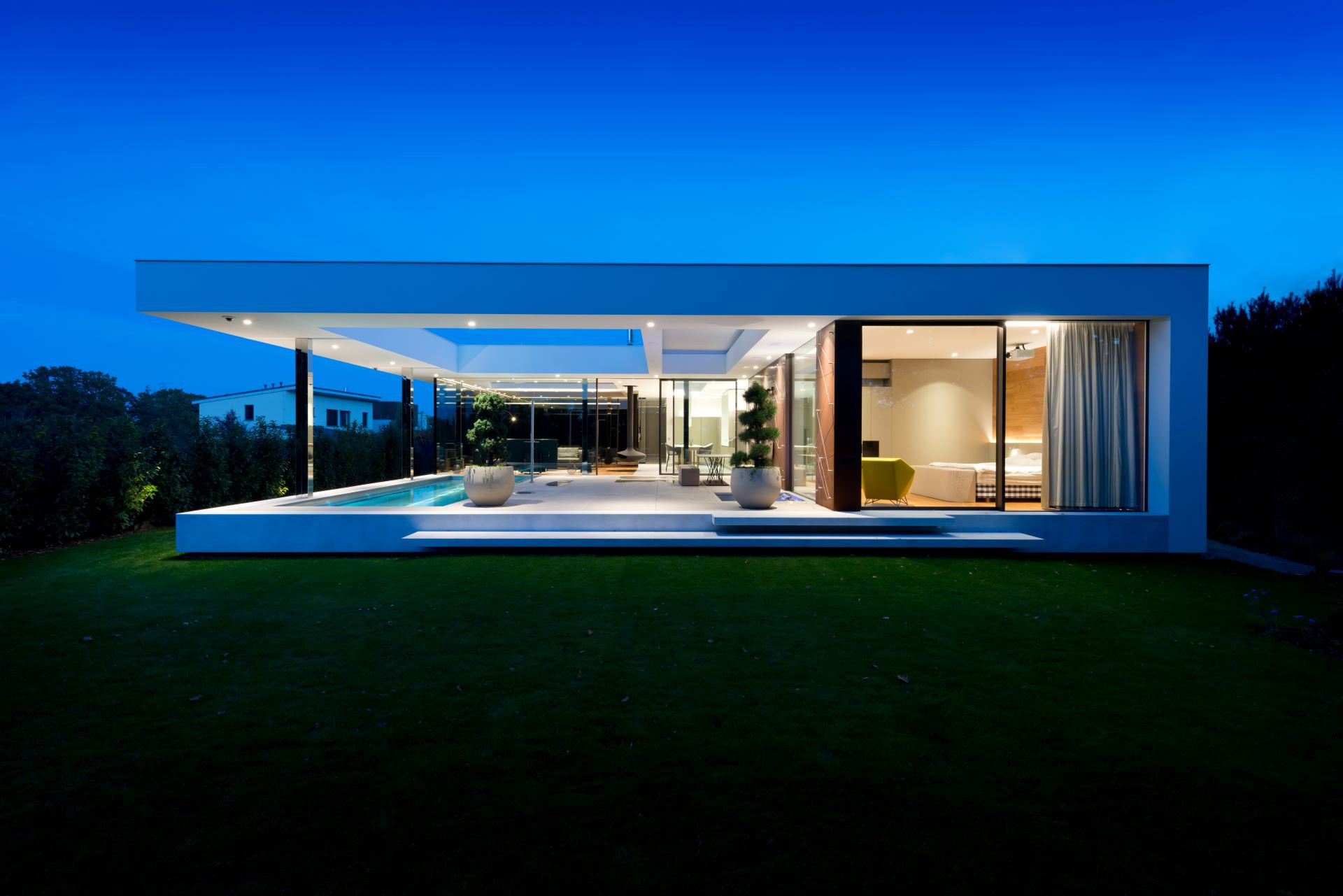 Moderní bazén pro moderní vilu. Osobité bydlení s designovým vybavením od ateliéru de.fakto