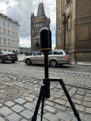 BLK360 před vchodem do Klementina z ulice Křižovnická v Praze. BLK360 je malý kompaktní terestrický skener, který zaujme nejen svojí hmotností a především rychlostí sběru dat.