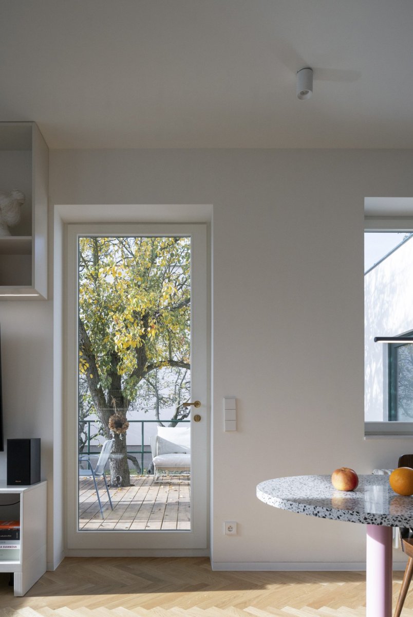 BY architects zrekonstruovali rodinný dům z 50. let v Praze s cílem zachovat charakter stavby.