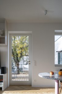 BY architects zrekonstruovali rodinný dům z 50. let v Praze s cílem zachovat charakter stavby.