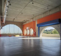 Součástí školy je víceúčelový sál. Tělocvična nebo klidně i divadlo. (Reggio škola v Madridu, Office for Political Innovation)