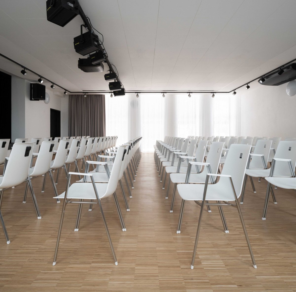 Společnost Wiesner-Hager je odborníkem na kancelářskou architekturu. Mimo to ale vybavuje eventové a konferenční prostory kulturních domů, hotelů a škol