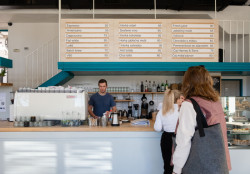 Osvěžit se můžete v Kavárně Bez konceptu. 