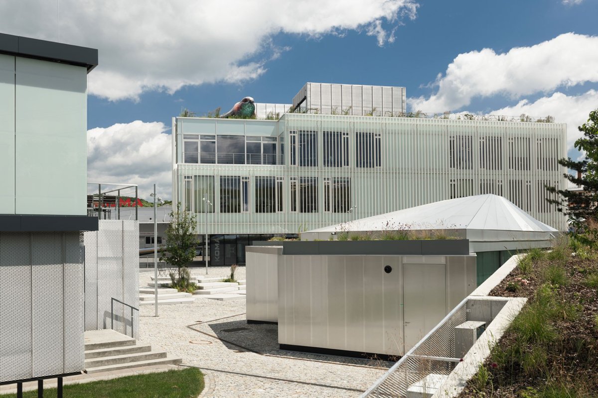 Česká společnost KOMA MODULAR uplatňuje modularitu na stavbách různých typologií. Díky inovacím jsou považováni za špičku mezi architekty i stavaři