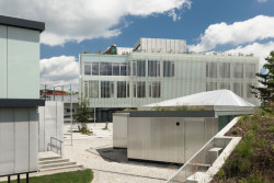 Česká společnost KOMA MODULAR uplatňuje modularitu na stavbách různých typologií. Díky inovacím jsou považováni za špičku mezi architekty i stavaři