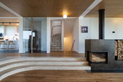 Interiér - obývací pokoj s krbem (Dům v Olešku, AbtSmolen)