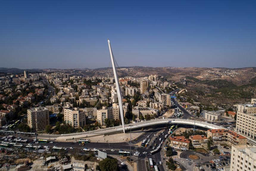Most strun spojuje a sjednocuje jinak chaotické předměstí. (Santiago Calatrava, Most strun)