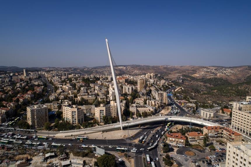 Most strun spojuje a sjednocuje jinak chaotické předměstí. (Santiago Calatrava, Most strun)