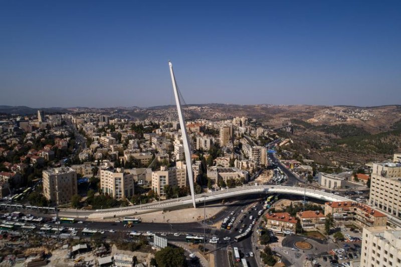 Most strun spojuje a sjednocuje jinak chaotické předměstí. (Santiago Calatrava, Most strun)