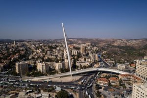 Most strun spojuje a sjednocuje jinak chaotické předměstí. (Santiago Calatrava, Most strun)