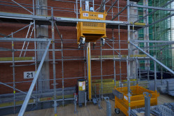 Baťův mrakodrap ve Zlíně se dočkal nové fasády. Lešení pro rekonstrukci dodala společnost PERI.